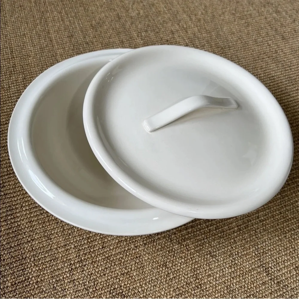 Crate & Barrel Gallery Parchment Cream Stoneware Casserole Serving Bowl with Lid